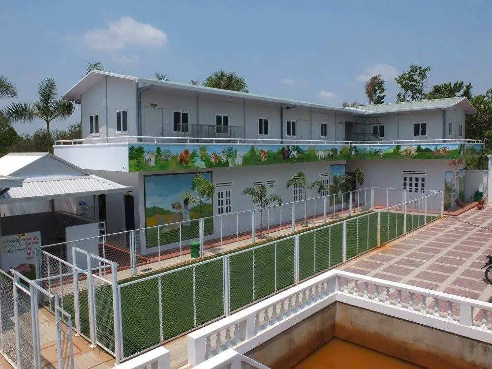 Dãy nhà lưu trú và sân cỏ cơ sở 119 nhìn từ bên hông